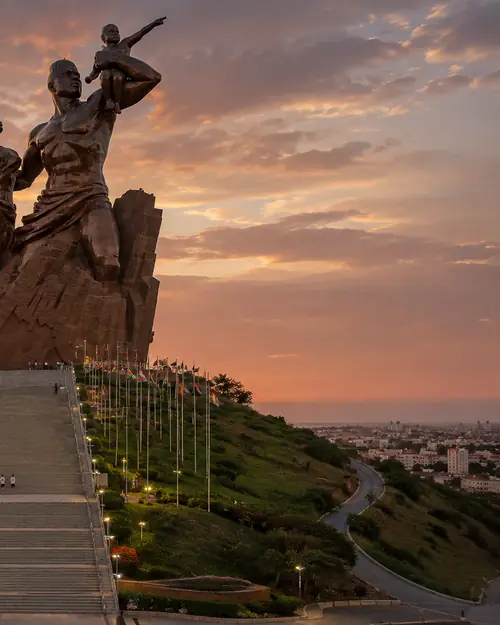 Le monument de la Renaissance africaine à Dakar au coucher du soleil
